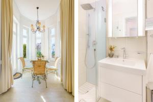 bagno con lavandino, doccia e tavolo di Villa Gruner App 1a a Zinnowitz