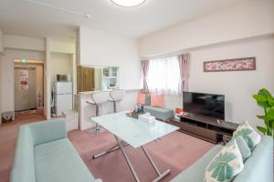 宜野灣的住宿－はなハウス 3F，客厅配有沙发和桌子