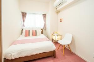 宜野灣的住宿－はなハウス 3F，一间小卧室,配有一张床和一把椅子