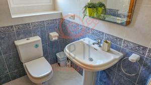 a bathroom with a toilet and a sink at Bungalow Alma Live It Costablanca in Benitachell +9 photos