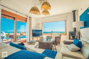 TV a/nebo společenská místnost v ubytování Villa Mykonos by Abahana Villas