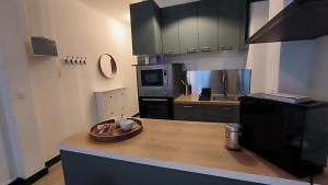Una cocina con una encimera con un cuenco encima. en cocooning centre Dinan, en Dinan