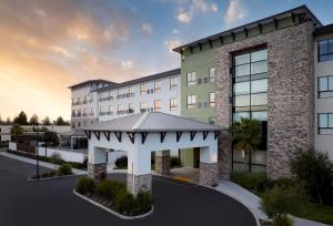 Hotel Centro Sonoma Wine Country, Tapestry Collection Hilton في رونيرت بارك: تقديم فندق مع شرفة