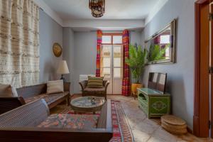 a living room with a couch and a table at Casa da Moura in Lagos