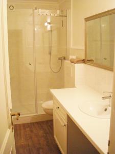 ein Badezimmer mit Dusche, Waschbecken und Toilette in der Unterkunft Welcome Home + Terrasse in Winterberg