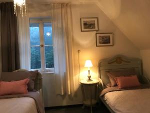 ein Schlafzimmer mit zwei Betten und einem Fenster in der Unterkunft Welcome Home + Terrasse in Winterberg