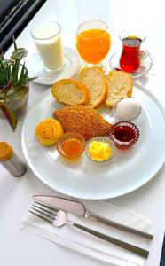 um prato de comida com ovos e pão numa mesa em Kaya Ryl Hotel Old City Grand Bazaar Istanbul em Istambul