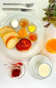 um prato de comida com pão e ovos numa mesa em Kaya Ryl Hotel Old City Grand Bazaar Istanbul em Istambul