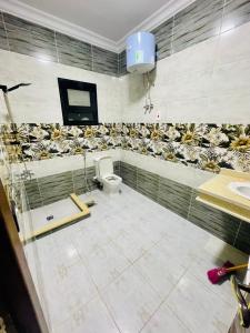 La salle de bains est pourvue de toilettes et d'un lavabo. dans l'établissement فيلا مفروشة بالكامل, à Naj‘ al Aḩwāl