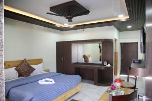 een slaapkamer met een blauw bed en een spiegel bij Padmini Heritage Resort in Ajmer