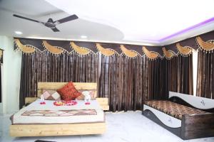 een slaapkamer met een bed en een gordijn met bananen bij Padmini Heritage Resort in Ajmer