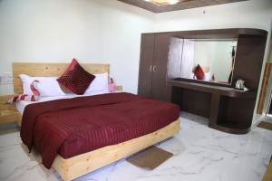 een slaapkamer met een houten bed en een spiegel bij Padmini Heritage Resort in Ajmer