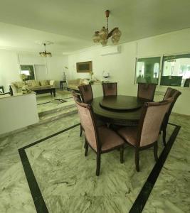 stół jadalny i krzesła w salonie w obiekcie Villa à yasmine hammamet w mieście Nabul