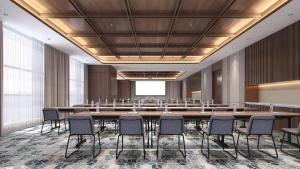 a large conference room with a large table and chairs at Hilton Garden Inn Taiyuan Binhe in Yangjiabu