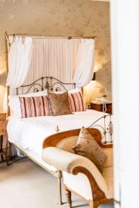 Un dormitorio con una cama grande con dosel. en The Sweeney, en Oswestry