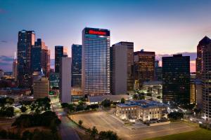 - Vistas al perfil urbano por la noche en Sheraton Dallas Hotel, en Dallas