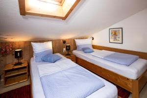 twee eenpersoonsbedden in een kamer met bij Haus Ferienglück in Schönau am Königssee