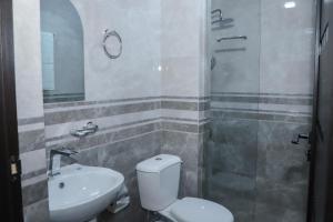 uma casa de banho com um WC, um lavatório e um chuveiro em Central hotel em Meghri