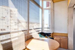 einen Tisch in einem Zimmer mit einem großen Fenster in der Unterkunft Studio with wifi at Torremolinos 1 km away from the beach in Torremolinos