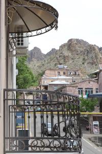 uma varanda com vista para uma montanha em Central hotel em Meghri