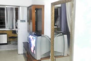 ein Wohnzimmer mit einem TV und einem Fenster in der Unterkunft Studio with wifi at Torremolinos 1 km away from the beach in Torremolinos