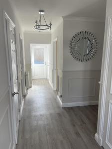 un pasillo de una casa con un espejo en la pared en Casa Fresa - 224 King St, en Broughty Ferry 2 fotos más