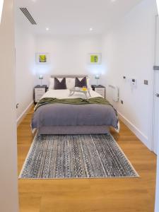 a bedroom with a bed and a rug at Captivating 1-Bed Apartment in Slough with Kingbed in Slough
