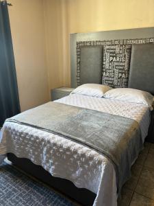 1 dormitorio con 1 cama grande con cabecero en Recámara cedro en Saltillo