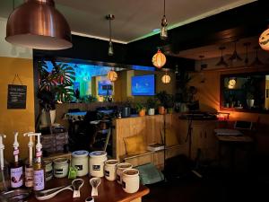 ein Zimmer mit einer Bar mit einem Tisch und Weinflaschen in der Unterkunft Hoopers Sandy Beach Guest Rooms in Swansea