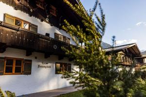 een gebouw met een balkon aan de zijkant bij Haus Ferienglück in Schönau am Königssee