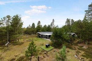 eine Luftansicht eines Hauses im Wald in der Unterkunft Charming Lovely Forest House in Hadsund