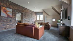 Khu vực ghế ngồi tại Spacious Penthouse Apartment in Merthyr Tydfil