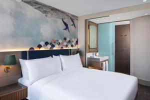 イスタンブールにあるLokalist, Istanbul, a Tribute Portfolio Hotelのベッドルーム(大きな白いベッド1台、バスルーム付)