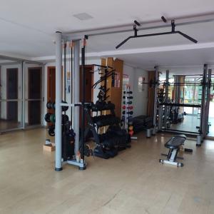 un gimnasio con varias cintas de correr y máquinas en una habitación en Sudoeste Flat Perfeito! en Brasilia