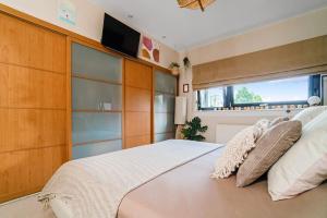 a bedroom with a large bed and a window at Luxury Huge Modern Open Plan 2Bedroom Flat - Free Private Parking & Balcony located at the OVO Hydro and SEC Centre in Glasgow