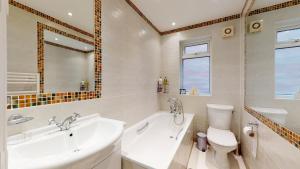 ein weißes Bad mit einem Waschbecken und einem WC in der Unterkunft 79 Chats in London