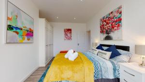 ein Schlafzimmer mit einem Bett mit einer gelben Decke in der Unterkunft 79 Chats in London