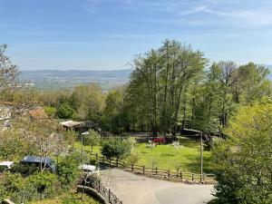 Blick auf einen Park mit einem Zaun und einer Straße in der Unterkunft Bed & Breakfast Il PIGNOMO in Villar Dora