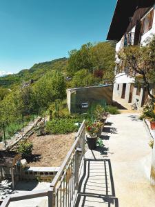 uma passagem que leva a um edifício com jardim em Casa Jeny em Fenis