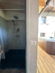 uma casa de banho com um chuveiro num quarto em Casa Jeny em Fenis