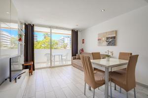 een woonkamer met een tafel en een bank bij Un dormitorio en Playa de las Américas in Adeje