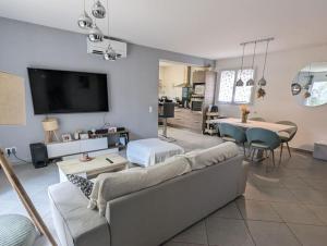 un soggiorno con divano e sala da pranzo di Jolie maison au pied du Vercors a Bourg-de-Péage