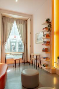 ポルトにあるPorto Lounge Hostel & Guesthouse by Host Wiseのリビングルーム(テーブル、椅子、窓付)