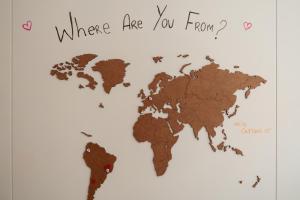 Une carte du monde avec les mots d'où vous venez dans l'établissement Porto Lounge Hostel & Guesthouse by Host Wise, à Porto