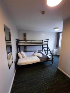 ロンドンにあるKabannas London St Pancrasのベッドルーム1室(二段ベッド2台、鏡付)