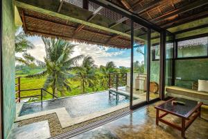 een kamer met een zwembad en een tafel op een balkon bij Tanaw Villas in General Luna