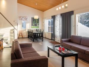 Posezení v ubytování Holiday Home Vuokatinranta suite 4 a by Interhome