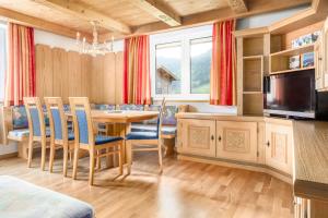 Telewizja i/lub zestaw kina domowego w obiekcie Chalet Matzhof