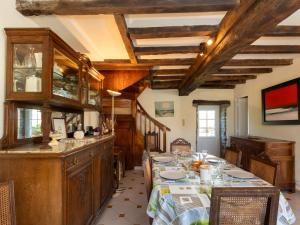 - une salle à manger avec une grande table et des assiettes dans l'établissement Holiday Home Ville Guerin by Interhome, à Saint-Coulomb