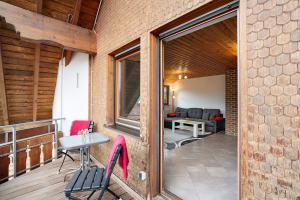 Cette chambre dispose d'un balcon avec une table et des chaises. dans l'établissement Wohnung Kuhblick, à Baiersbronn